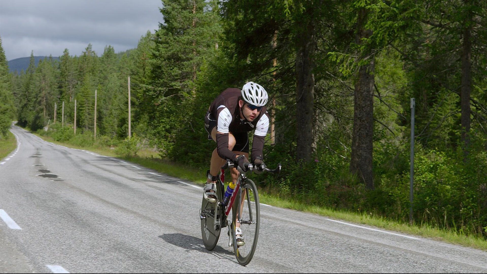 Messaoudi 擅长进攻与防守，身高 215cm 驱动队伍节奏，messi球员